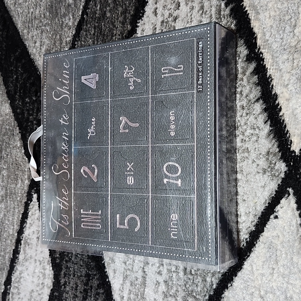 BKE TIS THE SEASON TO SHINE...12 DAYS OF EARRINGS ADVENT CALENDAR